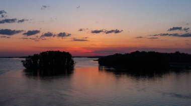 Dnipro nehri, Ukrayna 'da günbatımı manzarası güzeldir.