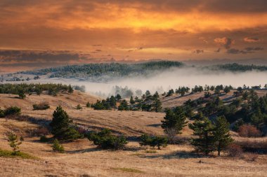 Dağlarda sıcak günbatımı