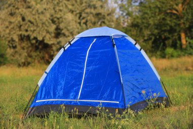Otlaktaki güzel mavi tiurist çadır.