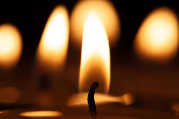 Ζεστή Φλόγα Των Καμένων Κεριών Στο Σκοτάδι — Φωτογραφία Αρχείου