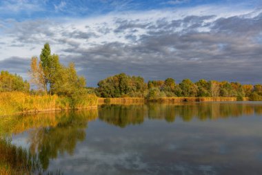 Gölde sakin bir sonbahar sahnesi.