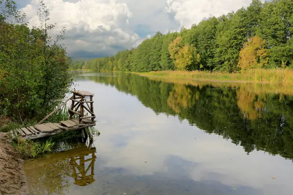 Sommerlandschaft Mit Hölzerner Fischbrücke Fluss Wald Stockbild