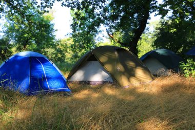 Sabah kampında turist çadırları.