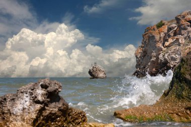 Deniz kıyısında kayaların olduğu yaz manzarası