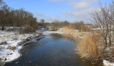 Kış manzara nehir orman ile