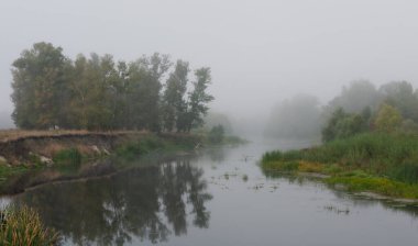 Sisli bir nehirle sabah manzarası