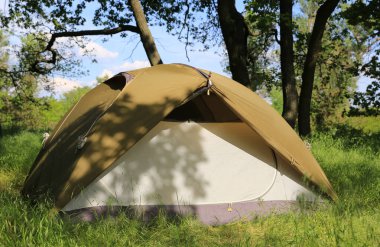 Orman kampındaki çayırda turist çadırı