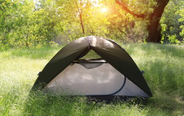 Orman kampında yeşil yaz çayırında turist çadırı