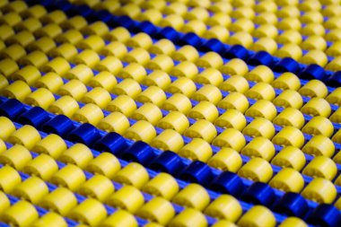 Endüstriyel tesisteki canlı sarı ve mavi taşıyıcıların tam çerçeve arkaplanı