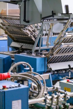 Matbaanın atölyesine yerleştirilmiş gazete üretimi için modern katlama makinesi