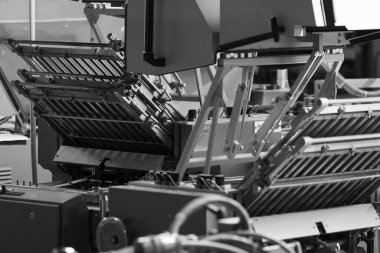 Gazete üretimi için modern katlama makinesi siyah beyaz matbaa atölyesine yerleştirildi