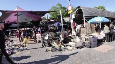 Tel Aviv, İsrail - 15 Kasım 2022: Tel Aviv, İsrail 'de güneşli bir yaz günü, Jaffa pazarında müşterilerin tezgahların yanında yürümeleri ve ürünleri incelemeleri