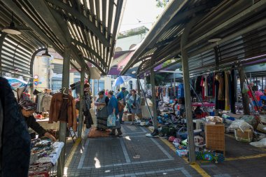 Tel Aviv, İsrail - 22 Kasım 2022: Müşteriler, İsrail 'in Tel Aviv kentindeki Jaffa Bit Pazarı' nı ziyaret ederken çatı altındaki tezgahlardan mal seçiyorlar