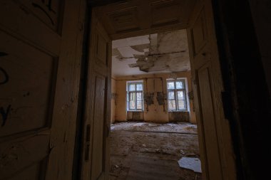 Terkedilmiş bir binanın içinde iki penceresi olan hava geçirmez bir oda.