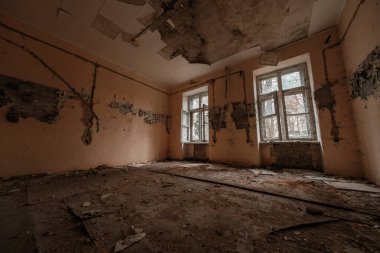 Terkedilmiş bir binanın içinde iki penceresi olan hava geçirmez bir oda.