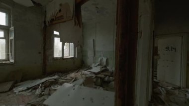 Terk edilmiş bir binada kasvetli bir günde yıkım odalarının içinde yürürken elde çekilmiş bir fotoğraf.