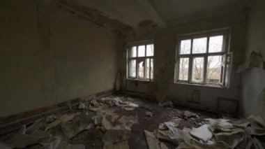 Geniş odaların sağ iç kısımlarında açık pencere ve ıssız bir binanın içinde ahşap zemin var.