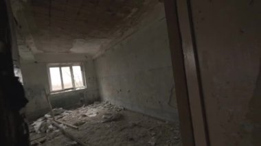 Kirli kirli odaya açılan kapı ve terk edilmiş binanın içindeki başka bir odaya giden koridor.