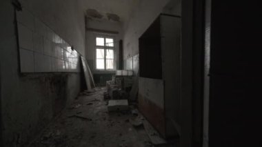 El kamerası görüntüsü bozulmuş ve terk edilmiş tuvalet odası. Çürüyen binanın içinde duvarlar var.