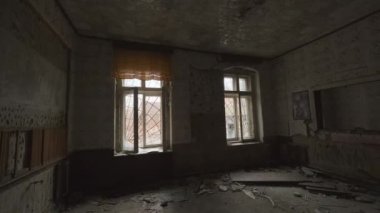 Geniş odaların sağ iç kısımlarında açık pencere ve ıssız bir binanın içinde ahşap zemin var.
