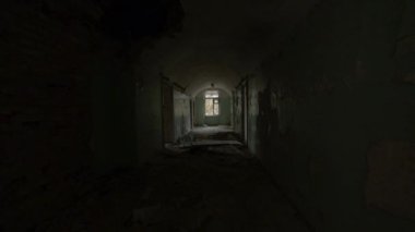 Terk edilmiş binada, eski püskü duvarları ve boş odaları olan, uzun, karanlık, ürkütücü geçitte yürürken elde çekilmiş bir fotoğraf.