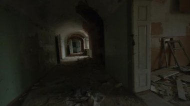 Terk edilmiş bir binada kasvetli bir günde yıkım odalarının içinde yürürken elde çekilmiş bir fotoğraf.