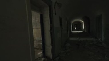 Gün ışığında uzun ve karanlık bir koridorda ve terk edilmiş binaların odalarında yürürken elde çekilen görüntüler.