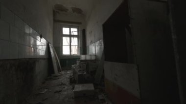 El kamerası görüntüsü bozulmuş ve terk edilmiş tuvalet odası. Çürüyen binanın içinde duvarlar var.