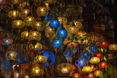 İstanbul, Türkiye 'deki Grand Bazaar' da gece yarısı binanın önünde asılı bir grup renkli doğulu fener görülüyor