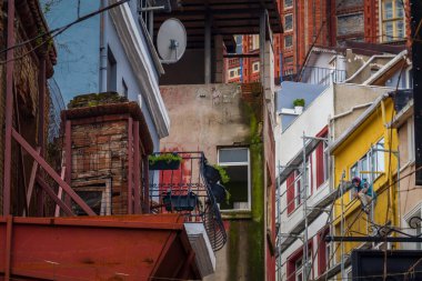 Gündüz vakti şehrin eski ilçesindeki çeşitli konut binalarının balkonlarından ve pencerelerinden.