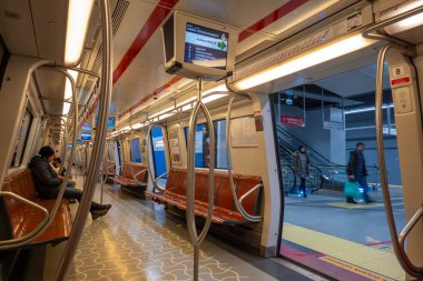 İstanbul, Türkiye - 15 Şubat 2023: İstanbul, Türkiye 'deki metro istasyonuna açılan kapılı çağdaş trenin içi