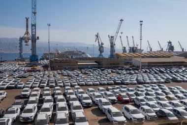 Eilat, İsrail - 25 Kasım 2022: Yeni modern otomobillerin yüksek açısı İsrail 'de ticari otomobil sanayii için limana dizildi