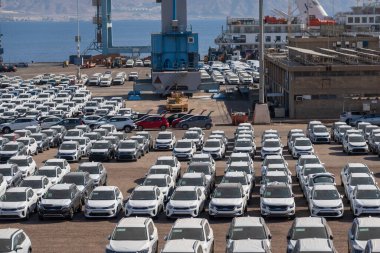 Eilat, İsrail - 25 Kasım 2022: Yeni modern otomobillerin yüksek açısı İsrail 'de ticari otomobil sanayii için limana dizildi