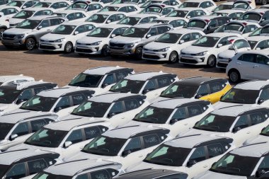 Eilat, İsrail - 25 Kasım 2022: İsrail 'de satılmak üzere asfalt yolda park etmiş birçok modern beyaz arabanın yüksek açısı