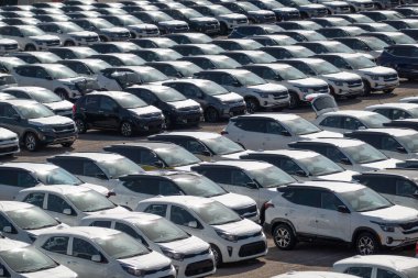 Eilat, İsrail - 25 Kasım 2022: İsrail 'de satılmak üzere asfalt yolda park etmiş birçok modern beyaz arabanın yüksek açısı