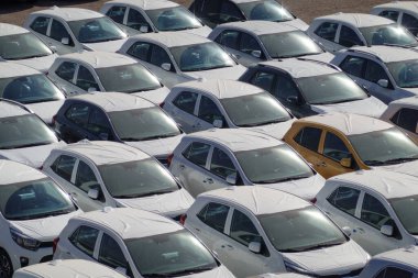 Eilat, İsrail - 25 Kasım 2022: İsrail 'de satılmak üzere asfalt yolda park etmiş birçok modern beyaz arabanın yüksek açısı