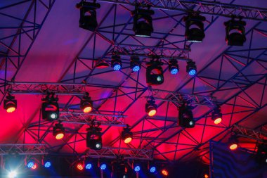 Akşamları müzik konseri sırasında renkli spot ışıklarının aydınlattığı modern sahnenin alçak açısı.