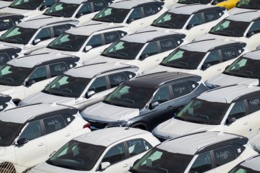 Eilat, İsrail - 25 Kasım 2022: İsrail 'de satılmak üzere asfalt yolda park etmiş birçok modern beyaz arabanın yüksek açısı