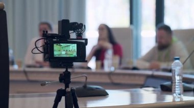 Meslektaşlarının iş semineri sırasında konferans odasında yaptıkları profesyonel video kamera kaydının yumuşak odaklı görüntüsü