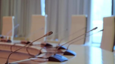 Modern şirkette toplantı ve sandalye ve mikrofonlu seminerler için çağdaş iş ofisinin sağ el kamerası görüntülerini kaydır