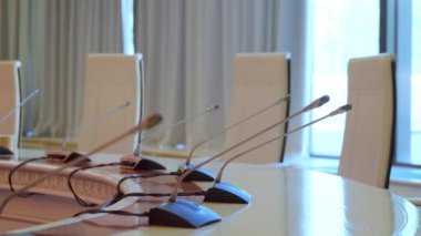 Modern şirkette toplantı ve sandalye ve mikrofonlu seminerler için çağdaş iş ofisinin sağ el kamerası görüntülerini kaydır