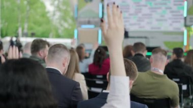 Seyircilerin arka planı, açık hava salonunda elleri havada oturmuş sahnede müzik dinlerken titreşimi.