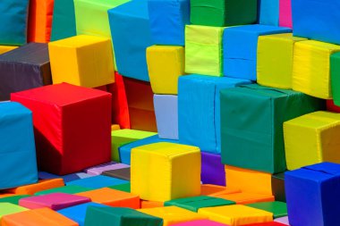 Güneşli yaz gününde müzik festivalinde oturmak için ayarlanmış çok renkli blokların tam kare çekimi