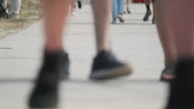 Yazın güneşli bir günde şehir caddesinde yürüyen pek çok meçhul insanın gerçek zamanlı odak noktası