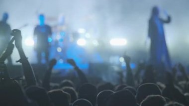 Müzik grubunun konserinde, kadınların sahnede yürüdüğü ve mikrofon içinde şarkı söylediği gerçek zamanlı el kamerası görüntüleri.