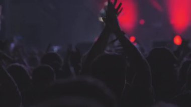 Parlayan sahnede bando çalan ve eğlenen insanların gerçek zamanlı arka plan görüntüsü