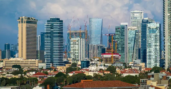 Modern çok katlı binalar ve cam gökdelenlerle Tel Aviv 'deki bulutlu mavi gökyüzüne karşı inanılmaz bir şehir.