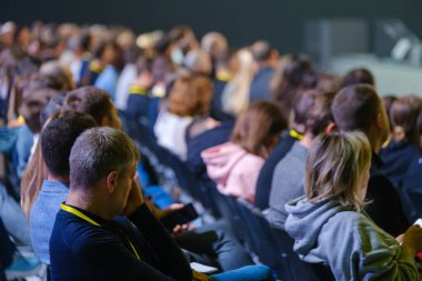 Konferans salonundaki küresel seminere katılan çok ırklı iş dünyasının yan görüntüsü 