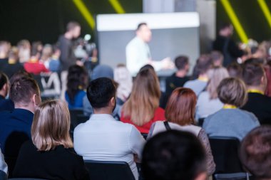 Konferans salonundaki küresel seminere katılan çok ırklı iş dünyasının yan görüntüsü 