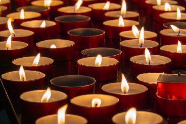 Kırmızı tutacakların içinde çay yakan mumlar. Huzurlu, sakin bir ortam yaratıyor. Huzur ortamları ve özel anlar için mükemmel..